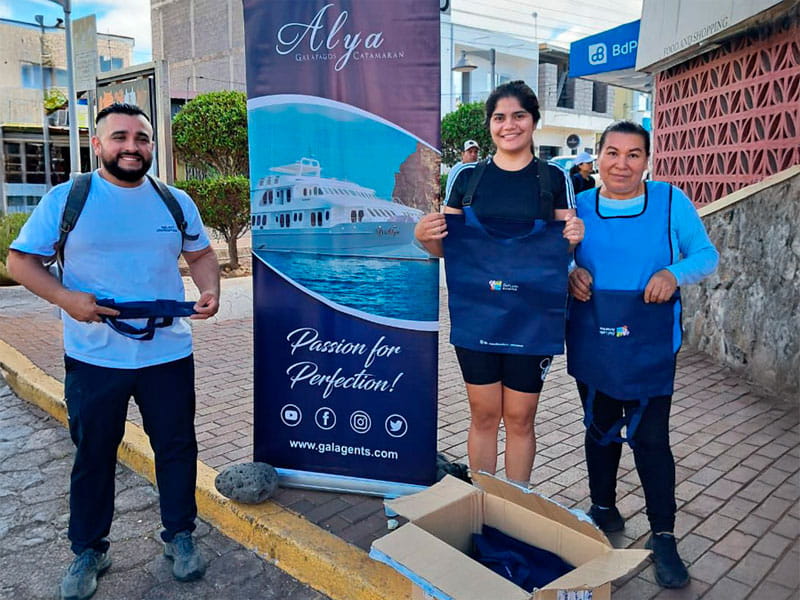 Members of Patitas Azules promoting environmental awareness by collecting garbage in the Galapagos Islands